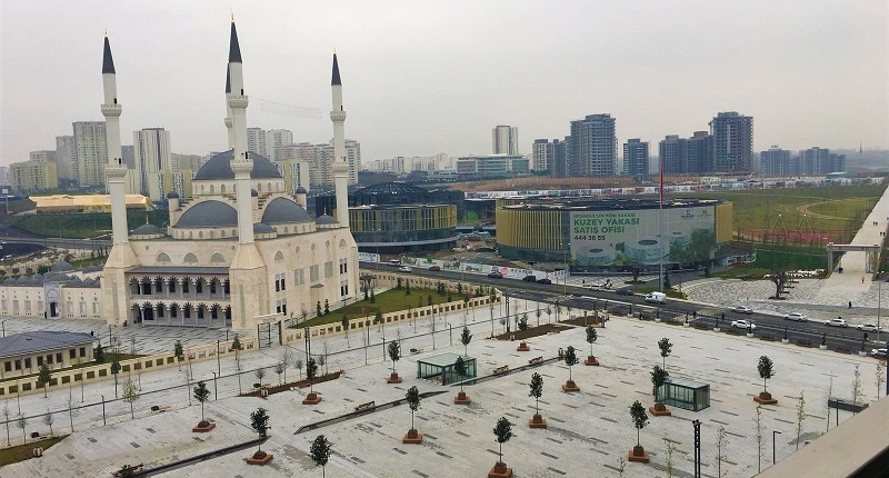 شقة باطلالة كاملة على الميدان والجامع الكبير والحديقة النباتية في مجمع المافيرا في باشاك شهير