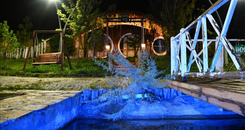 اقبال السياح على منازل الهوبيت في سيواس التركية