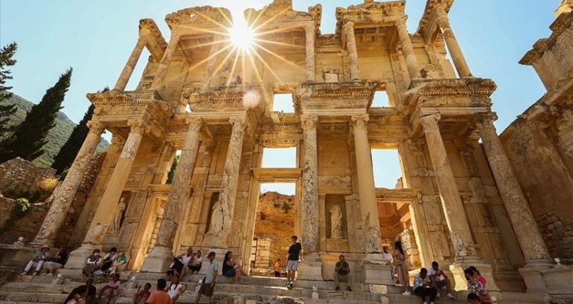 تركيا… أفسس القديمة تصطحب زوارها برحلة غنية عبر التاريخ