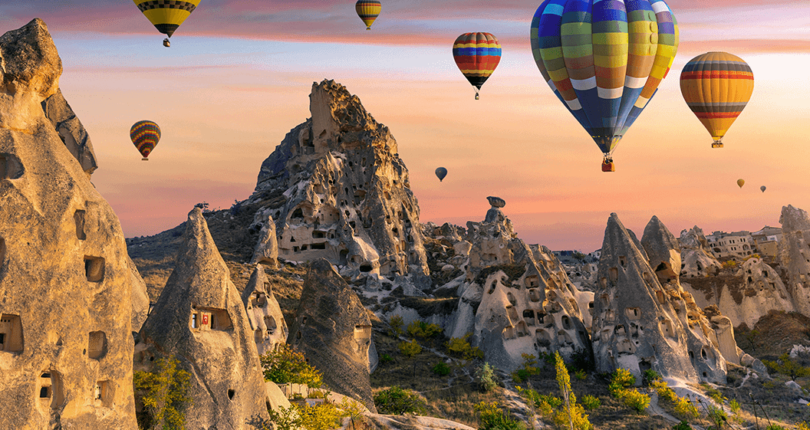 كبادوكيا التركية.. 30 ألف سائح يحلقون بالمناطيد في أبريل
